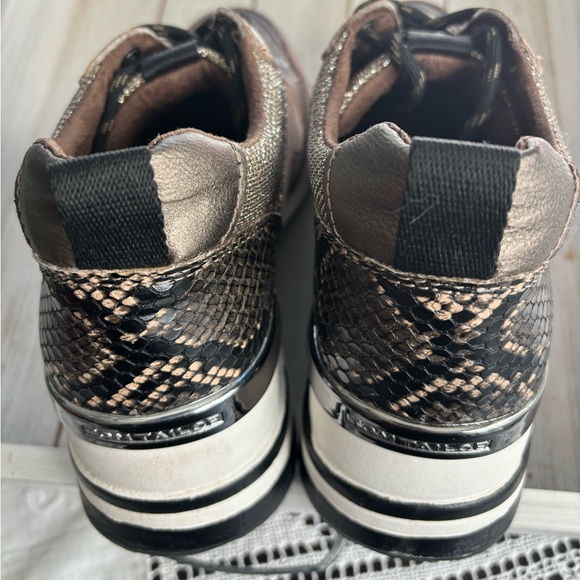 Comfortable women’s shoe with a small wedge. - Picture 4 of 8